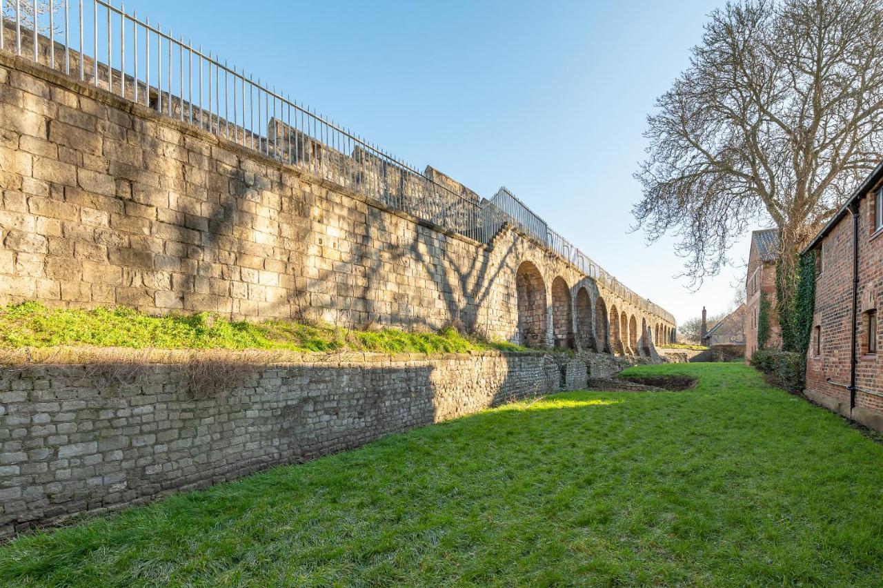 Roman Walls View York Eksteriør bilde
